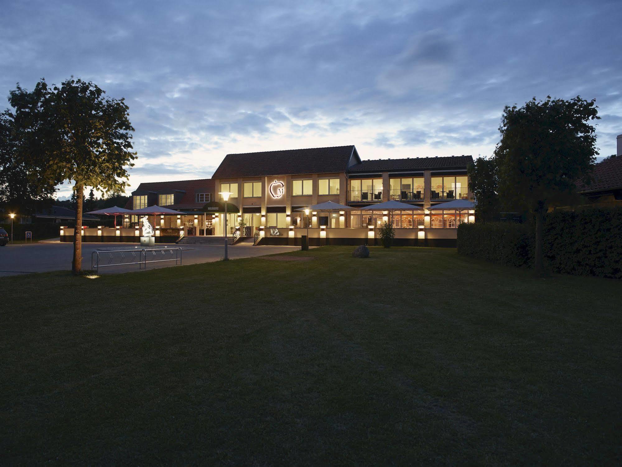 Molskroen Strandhotel Эбельтофт Экстерьер фото